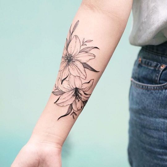 46 tatuagens femininas de diversos estilos e posições para inspirar vocês