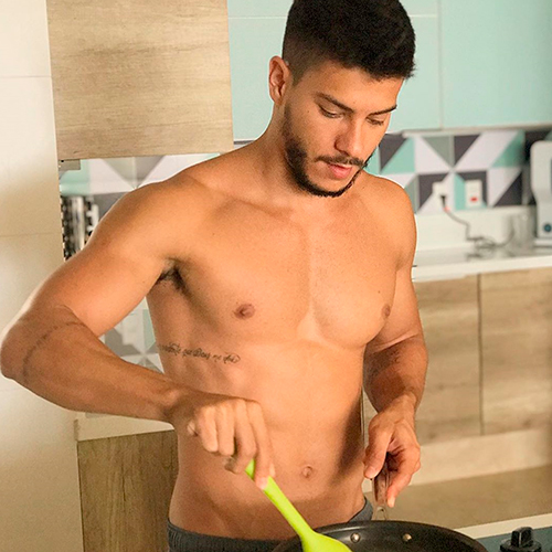 Arthur Aguiar sem camisa na cozinha