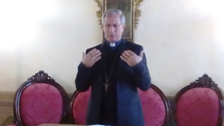 Mons. Caiazzo: 'Bisogna comunicare fiducia e speranza'