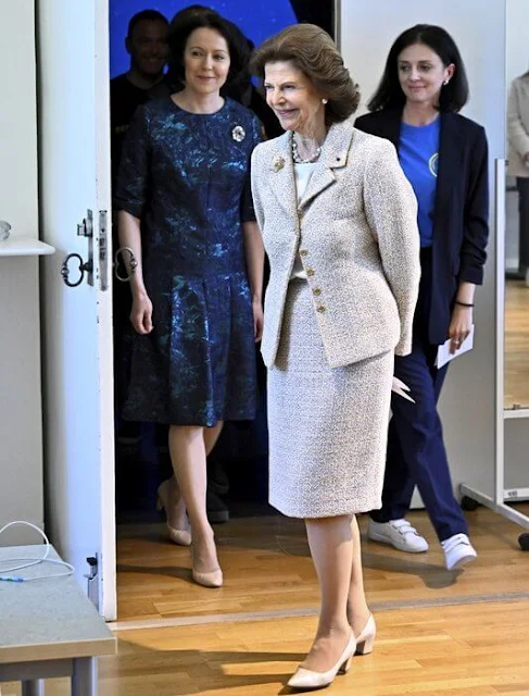 Queen Silvia of Sweden and Finland’s First Lady Jenni Haukio visited the Swedish Academy. Jenni Haukio wore a navy dress