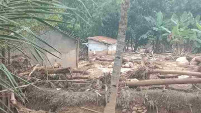 Dikampung Limus Badak, 30 Ekor Kambing dan Dua Rumah Rusak Parah, Akibat Terkena Banjir.