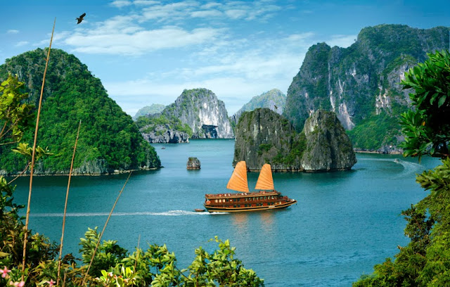 The beauty of Ha Long Bay 32