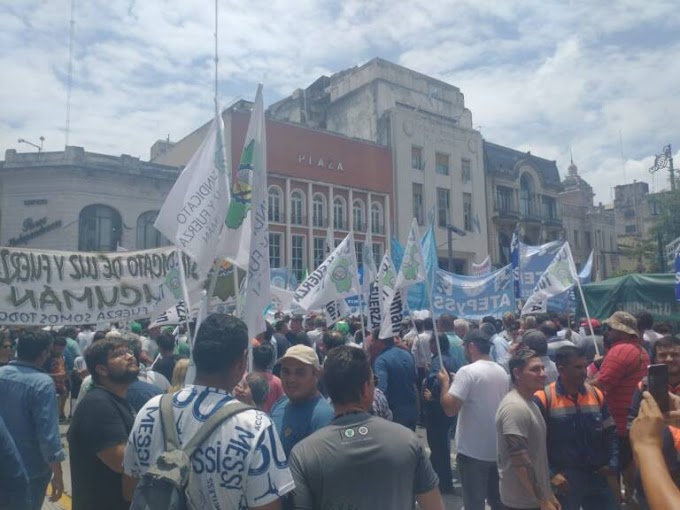 Paro General en Tucumán: Manifestación Pacífica en Plaza Independencia