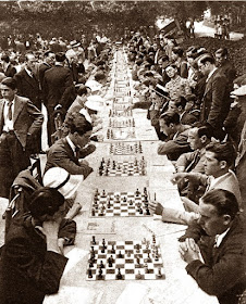 Torneo de ajedrez en los Jardines Arnús de  Badalona en 1933