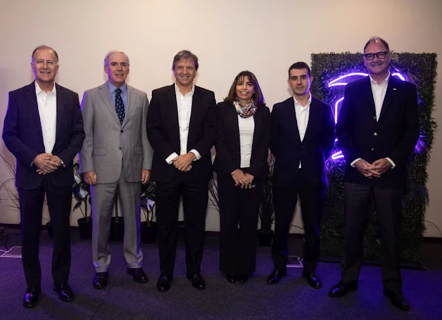 José Luis Vizcarra, Óscar Mehech, Sergio Karlezi, Paola Alam, Julio Cubillos y Cristián Lagos, del Banco de Chile