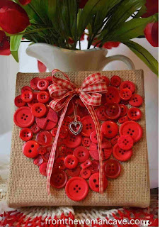 Idéias fáceis de decoração para o dia dos namorados Quadro decorativo em juta com corações de botões vermelho