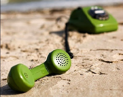 Teléfono antiguo en la playa