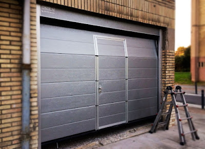 Puerta de garaje seccional con puerta de paso, hogar y decoración