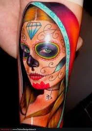 Vemos un tatuaje de catrina con el pelo rubio