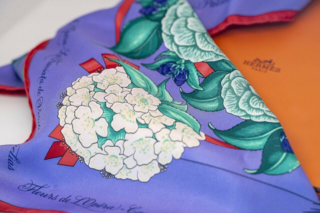 Φουλάρι «Fleurs de l’ Opéra» του οίκου Hermès, δημιουργία Julie Abadi, δωρεά από τον Ελληνικό Σύλλογο Μαρία Κάλλας. [Credit: Βαγγέλης Πατσιάλος]