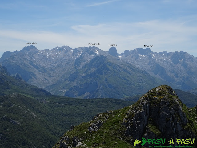 Ruta al Cueto Cerralosa y Jajao: Vista hacia el Macizo Central de Picos de Europa