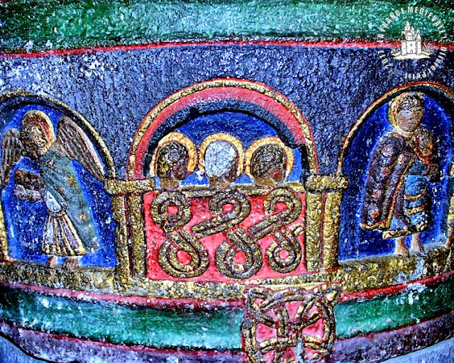 MAURIAC (15) - Cuve baptismale romane polychrome