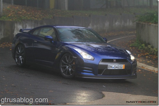 2012_Nissan_gtr_blue