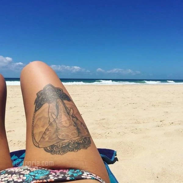 imagen de una mujer sexy con tatuaje en el muslo