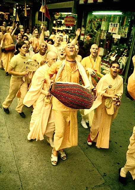 Vishnujana Swami Leads Harinam Sankirtan Party in New York