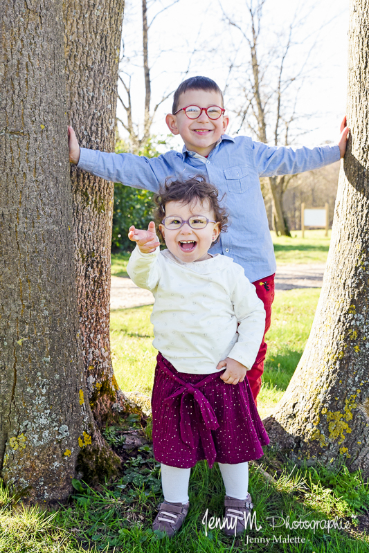 portrait frère et soeur joie bonheur sourire