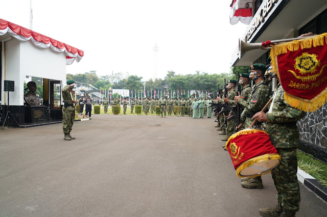   Prajurit Kostrad Sambut Calon Panglima Kostrad Baru Mayjen TNI Eko Margiyono