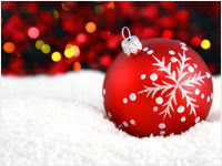 雪の中のクリスマスボール | ツリー飾りの写真やイラストの無料素材