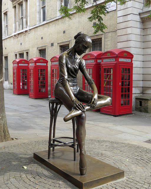 Young Dancer by Enzo Plazzotta, bronze statue of Royal ballerina Katie Pianoff, Broad Court, Covent Garden, London