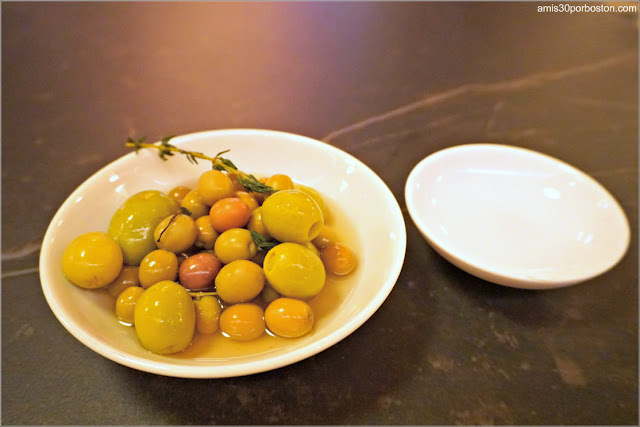 Aceitunas en el Restaurante Leña de Mercado Little Spain