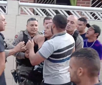 Policias militares com sintomas de embriaguez agridem homem após colisão entre viatura e carro na Paraíba