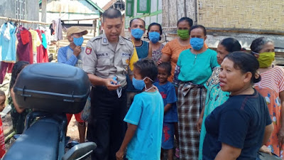 Peduli Warga, Brigadir Agus Salim Bagi Masker Gratis di Dompu