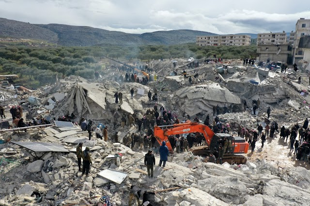 Número de mortos no terremoto chega a 2.300