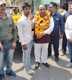 #JaunpurNews : सरकारी स्कूल में जाकर वोट मांगना शर्मनाक : अशोक सिंह | #NayaSaveraNetwork