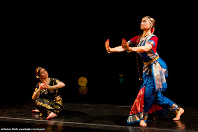 TEATRO GRECO DI ROMA Rassegna "Che Danza Vuoi?" XIV ediz. - 2011 ASSOCIAZIONE CULTURALE ORCHESTÉS presenta  "MATRI"  DEE E DONNE DALLE DANZE DELL'INDIA DEL SUD Marialuisa Sales e Marzia Colitti  Foto: Barbara Abate  19 ottobre 2011 Marialuisa Sales e Marzia Colitti Danze Liturgiche e Danze d’Amore dalla tradizione sacra dell’India. Protagoniste sono sempre le donne, donne innamorate, donne che si rapportano al loro Amato o alla Divinità, in una progressione di stati ove l’Amore umano si trasforma nell’Amore Divino. Foto: Barbara Abate