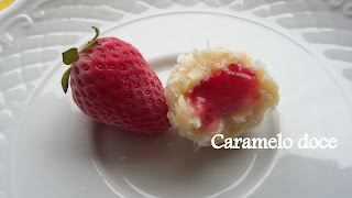 Brigadeiro recheado de morango Caramelo doce