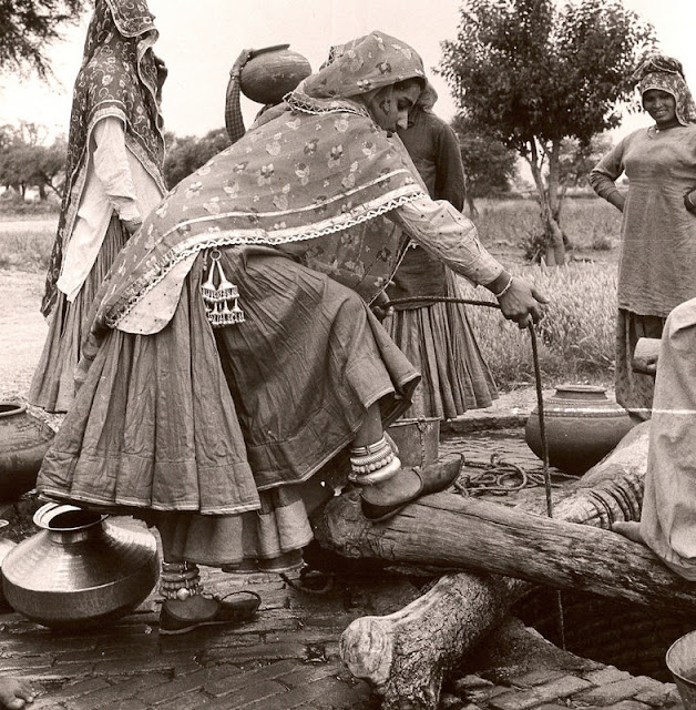 c1950+India+Photo+Women+Drawing+Water+from+Well