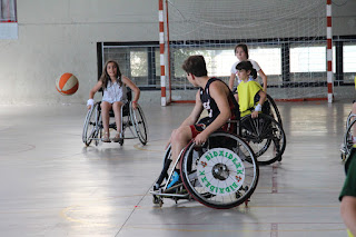 Los equipos de baloncesto de paúles aprenden sobre el deporte para discapacitados