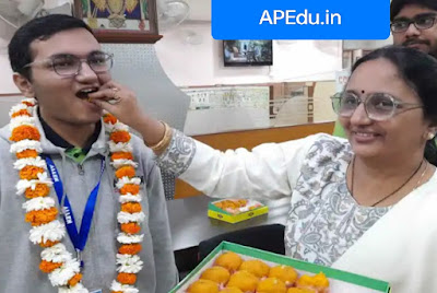 'Five years away from phone.. that's why 100% score!'.  JEE topper who said the secret of success.