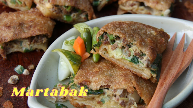 11. Menjual martabak dengan berbagai pilihan isian seperti coklat, keju, telur, dan daging.