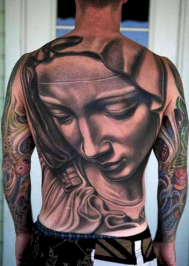 tatuaje en toda la espalda , un tatuaje de la virgen maria 