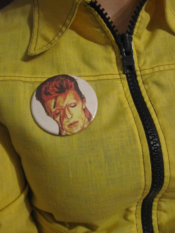 vintage Knife brooch , vintage "Dans le vent" Brooch , vintage The Jam badge , David Bowie Ziggy Stardust pinback button 1960 60s 1970 70s pin button pinback