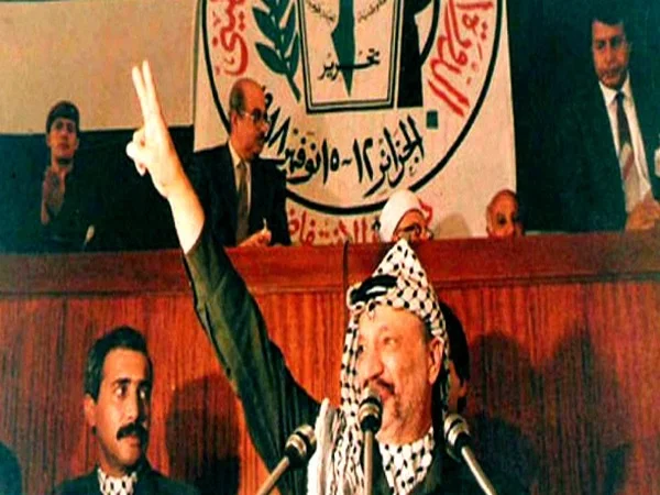 بقلم: العميد / محمد يوسف الحلو - فلسطين المكان الجزائر العاصمة قصر الصنوبر التاريخ 12~ 15 / 11/ 1988 بعد حرب لبنان عام 82 والصمود الاسطوري لمنظمة التحريرالفلسطينية وفصائل الحركة الوطنية اللبنانية في بيروت اكثر من 80 يوم قام به عصابات الكيان الصهيوني وعصابات سعد حداد والكتائب والقوات اللبنانية و من ثم خروج م ت ف من بيروت الى البقاع اللبناني وعبر السفن الى اليمن وتونس وعدد من الدول العربية والصديقة حاول النظام السوري لحافظ الاسد عمل انشقاق داخل حركة فتح كبرى فصائل م ت ف وعدم رجوع افراد وضباط حركة فتح الى لبنان والخروج الثاني لحركة فتح من لبنان بعد حرب شمال لبنان ( مخيمات نهر البارد والبداوي) فكان الانقسام الفلسطيني السياسي والعسكري وبعد مخاض طويل من حوارات ونقاشات بين التحالف الديمقراطي وحركة فتح برعاية جزائرية وعلى رأسهم الاخ المناضل الكبير الرئيس الشاذلي بن جديد نتج عن المحادثات   والحورات اتفاقية عدن الجزائر ومن ثم اتفاقية براغ التي توجت لعقد مجلس وطني توحيدي جامع في الجزائر عام 87 الدورة ال 18 الدورة التوحيدية التي انهت الانقسام وكان ذلك قبل انتفاضة الحجارة بعدة اشهر وجاءت الانتفاضة المجيدة الكبري اواخر عام 87 ووحدة فصائل م ت ف في القيادة الوطنية الموحدة وكان تتويج الانتفاضة المباركة الوحدة الوطنية في المجلس الوطني التوحيدي الجامع الدورة ال 19 الذي انعقد في الجزائر عام 12_15 / 11 / 88 ا كد فيه على الوحدة الوطنية خيارنا الوحيد واكد على قرارت الدورة التوحيدية ال 18 واعلن في الدورة ال 19 للمجلس الوطني الفلسطيني عن اعلان وثيقة الاستقلال وشارك فيه اغلب فصائل منظمة التحرير الغلسطينية (م ت ف) كما نتمنى ان يحصل في الوقت الراهن ودخول الجميع في م ت ف بما فيها حماس والجهاد الاسلامي وتنجح المساعي الذي يقوم بها الجزائر رئيسآ وحكومة وشعبآ نتمنى التوفيق لرئيس الجزائر عبد المجيد تبون في انهاء الانقسام الفلسطيني وتشكيل حكومة انقاذ وطني يضم جميع فصائل م ت ف ودخول حماس و الجهاد الاسلامي في مؤسسات م ت ف بعد ارجاع غزة الى الشرعية الفلسطينية. تصادف ذكرى ال 34 اعلان الاستقلال بعد ان انتهت الانتخابات الاسرائلية التي للاسف فاز بها اليمين المتطرف فلا يوجد شريك للسلام في اسرائيل مع هذه الحكومة المتطرفة و نحن وكشعب فلسطيني نتمنى ا نه بعد ان سقط اترامب وفوز ممثل الحزب الديمقراطي جو بايدن ان تتغير السياسة الامريكية لصالح الشعب الفلسطيني ولكن للاسف الحزبين الجمهوري والديمقراطي وجهين لعمله واحدة لان الحركة الصهيونية مسيطرة على الحزبين وينفذوا اجندة الحركة الصهيونية التي تدعم اليمين في الكيان الصهيوني. وقبل عدة ايام كان ذكرى 18 اغتيال الرئيس الشهيد ياسر عرفات ابو عمار رئيس السلطة الوطنية الفلسطينية و رئيس منظمة التحرير الفلسطينية الممثل الشرعي والوحيد للشعب الفلسطيني وهي مرجعية السلطة الفلسطينية. ولقد قامت احط واوسخ ملة عرفها التاريخ وهي عصابات الكيان الصهيوني وقطعان مستوطنية التي لا تعرف إلا لغة القتل والاغتيالات وارتكاب المجازر ضد شعب الفلسطيني الاعزل ومسلح بإيمانه بحتمية النصر وزوال الاحتلال الجاثم على صدرة منذ عام 48 وحتمية تحرير فلسطين واقامة الدولة الفلسطينية التاريخية وعاصمتها القدس.    ومع تاريخ اعلان وثيقة الاستقلال 34 أبى الكيان الصهيوني المسخ وقطعان مستوطنية إلا ان يرتكب مجازروكان ضحيتها وبشكل يومي ابناء الشعب الفلسطيني وما نتج عن هذه المجازر ان تفنن الكيان الصهيوني مثل خفافيش الظلام بارتكاب مجازر باغتيال وقتل المئات لا بل الالاف من المدنيين وعشرات الالاف من الجرحى والاسرى من ابناء الشعب الفلسطبني. ويجب ان يكون الرد على هذه المجازر البشعة بان يقدم قادة الكيان الصهيوني الاحتلالي الى محكمة الجنايات الدوليةكمجرمين حرب ويجب وان ترد الفصائل الفلسطينية بجميع اطيافها والوانها في عمق الكيان الصهيوني حتى يفكر الف مرة بان هناك رد على اي حماقة يرتكبها ضد الشعب الفلسطيني الاعزل. وعلى المجتمع الدولي ان ينصف الشعب الفلسطيني بان يدعم اقامة الدولة الفلسطينية المستقبلية وعاصمتها القدس الشريف على ارض الواقع ألم يحين للشعب الفلسطيني ان يكون مثل باقي شعوب العالم ويصبح له دولة مستقلة وعلم وهوية وعاصمة وميناء. وفي كل عام يحتفل الشعب الفلسطيني في يوم 15نوفمبر / تشرين الثاني من كل عام بذكرى إعلان الإستقلال وقيام دولة فلسطين من طرف الزعيم الشهيد / ياسر عرفات ابوعمار وبعد استشهاده اصبح الاعلان عن ذكرى اعلان قيام دولة فلسطين من الرئيس محمود عباس ابو مازن. وقد شهدت الساحة الفلسطينية منذ ذلك التاريخ سلسلة أحداث وتطورات أبرزها إستمرار الإحتلال الإسرائيلي ممثلاً في الإستيطان وعمليات التهويد.ومحاولة الضم والتطبيع مع بعص الدول العربية العميلة باعترافها بالمستوطنات بعقد صفقات تجارية وزراعية مع دول التطببع وخصوصآ دولة الامارات العربية والبحرين وقطر والسودان والمغرب.  أعلن الرئيس الشهيد / ياسر عرفات { أبو عمار } رئيس منظمة التحرير الفلسطينية عن يوم 15 نوفمبر / تشرين الثاني عام 1988م في قصر الصنوبر بالعاصمة الجزائرية قيام الدولة الفلسطينية المستقلة وعاصمتها القدس الشريف وذلك في خطاب أمام المجلس الوطني الفلسطيني جاء فيه إن المجلس ( يعلن بسم الله وبسم الشعب العربي الفلسطيني قيام دولة فلسطين فوق أرضنا الفلسطينية وعاصمتها القدس الشريف ) وكان نص وثيقة الإستقلال مواصلة النضال من أجل إجلاء وطرد الإحتلال وترسيخ السيادة والإستقلال.  فجن جنون الكيان الصهيوني واعلان الحاكم العسكري الصهيوني في غزة والضفة و القدس اثناء الانتفاضة المباركة عن منع الاحتفال بهذه المناسبة السعيدة للشعب الفلسطيني فأخذت عصابات الجيش الصهيوني بمداهمة المحال التجاربة ومصادرة الالعاب الناربة والمفرقعات ومنعت التجار من غزة والضفة والقدس من شراء الالعاب النارية والمفرقعات من الكيان الصهيوني واخذت باعتقال وفرض غرامات مالية عالية على كل تاجر او فرد فلسطيني يمسك معه الالعاب النارية والمفرقعات.  علماً بأن الإعلان الأول للإستقلال تم في تشرين الأول عام 1948م من قبل حكومة عموم فلسطين في غزة خلال إنعقاد مؤتمر المجلس الوطني. وبعد مرور سنوات على وثيقة الإستقلال شكلت السلطة الوطنية الفلسطينية عام 1994م حيث تولت شؤون قطاع غزة وبعض المناطق في الضفة الغربية المحتلة. وتخللت تلك التطورات ( بعد إعلان وثيقة الإستقلال ) سلسلةمن لقاءات ومفاوضات السلام بين الفلسطينيين والإسرائيليين برعاية أمريكية أوروبية من مؤتمر مدريد الذي عقد يوم 30 أكتوبر / تشرين الأول 1991م ورعته موسكو وواشنطن وصولاً إلى المبادرة التي أطلقها الرئيس الأمريكي باراك أوباما يوم 2 سبتمبر / أيلول 2010م وشملت محادثات مباشرة في البيت الأبيض بين الرئيس الفلسطيني / محمود عباس ورئيس الوزراء الإسرائيلي / بنيامين نتنياهو  ولكنها إنهارت بسبب بناء المستوطنات وقد توقفت المفاوضات الفلسطينية الإسرائيلية نهاية ابريل نيسان عام 2014م دون تحقيق أي نتائج تذكر بسبب رفض إسرائيل لما يلي :  1_ وقف الإستيطان. 2_ رفض قبول حدود 1967م أساساً للمفاوضات. 3_ رفض الإفراج عن المعتقلين الفلسطينيين القدماء في السجونط الإسرائيلية. وبذلك نقول كفلسطنيون لايوجد شريك اسرائيلي للسلام ومكثت المغاوضات ما يقارب ثلاثون عام مع الكيان الصهيوني ولم يتحقف اي تقدم يذكر وسميت بالمغاوضات العبثية حظيت الدولة الفلسطينية بإعتراف العديد من الدول فبعد أن ألقى الرئيس الشهيد / ياسر عرفات خطاب الإستقلال في المجلس الوطني الفلسطيني الدورة ال 19 عام 88 في الجزائر. وأمام الجمعية العامة التابعة للأمم المتحدة يوم 13 كانون الأول عام 1988م إعترفت أكثر من 105 دولة بإستقلال فلسطين وارتفع العدد لاحقاً إلى 137 دولة حسب وزارة الخارجية الفلسطينية وتم نشر ما يقارب 70 سفيراً فلسطينياً في عدد من الدول المعترفة بالإستقلال. وأصبحت فلسطين دولة بصفة مراقب غير عضو في الأمم المتحدة ،بتاريخ 29 نوفمبر / تشرين الثاني 2012م بعد خطاب سيادة الرئيس الفلسطيني / محمود عباس أبو مازن في الأمم المتحدة.  إذ صوتت الجمعية العامة للأمم المتحدة لصالح مشروع القرار 138 دولة وعارضته 9 دول وامتنعت عن التصويت 41 دولة ووافقت على الطلب الفلسطيني 3 دول دائمة العضوية في مجلس الأمن وهم( فرنسا وروسيا والصين ) وعارضته الولايات المتحدة الأمريكية وامتنعت عن التصويت بريطانيا. كما أقرت الجمعية العامة للأمم المتحدة بتاريخ 10 سبتمبر / أيلول 2015م بتصويت أغلبية أعضائها لرفع العلم الفلسطيني في المقر الرئيسي لمنظمة الأمم المتحدة في نيويورك لتكون المرة الأولى التي يرفع فيها علم دولة بصفة مراقب لا تتمتع بعضوية كاملة في المنظمة الدولية. حصلت فلسطين على عضوية أغلب المؤسسات التابعة للأمم المتحدة وانظمت إلى معاهدات ومنظمات دولية بما فيها محكمة الجنايات الدولية 2014م. وعلى صعيد المسجد الأقصى حقق الفلسطينيين إنتصاراً أممياً بعد أن صادقت منظمة الأمم المتحدة للتربية والعلوم والثقافة ( اليونسكو بتاريخ 18 أكتوبر / تشرين الأول 2016م ) أثناء إجتماع في العاصمة الفرنسية ( باريس ) على قرار ينفي وجود إرتباط ديني لليهود في المسجد الأقصى وحائط البراق. إن إعلان إستقلال فلسطين عام 1988م لم يمنع إسرائيل من الإستمرار في إحتلالها للأراضي الفلسطينية حيث كشف تقرير صادر عن الإحصاء المركزي في مايو / أيار 2016 عن أن إسرائيل تستولي على 85% من أراضي فلسطين التاريخية والبالغة نحو 27 ألف كيلو متر مربع ولم يبقى للفسطينيين سوى 15% فقط من مساحة فلسطين التاريخية. نتوجه لجميع الفصائل الفلسطينية بما فيها حركتي حماس والجهاد الإسلامي في الدخول بمنظمة التحرير الفلسطينية وإنهاء الإنقسام البغيض والمصالح الفئوية الضيقة ؛ وأن تكون القضية الفلسطينية والشعب الفلسطيني فوق جميع المصالح من اجل التصدي للمؤامرة بشطب القضية الفلسطينية.  وعلى الفور يجب عقد مجلس وطني جامع يجمع الكل الفلسطيني على غرار المجلس الوطني الذي عقد في الجزائر عام 1987م ولنطلق على المجلس الوطني الذي نريد له أن ينعقد بإسم دورة الوحدة الوطنية من أجل التصدي لشطب القضية الفلسطينية واعلان فيه انهاء الانقسام ورجوع غزة للشرعية الفلسطينية والغاء جميع العقوبات المفروضة على قطاع غزة وخصوصآ قرار بقانون 9 لعام 2017 الذى احال ما يقارب 18000 ضابط وصف ضابط الى التقاعد القسري وان تضغط م ت ف على المجتمع الدولي وخصوصآ الاتحاد الأوروبي من اجل الضغط على الكيان الصهيوني لرفع الحصار عن الشعب الفلسطيني وخصوصآ قطاع غزة تشكيل الحكومة الفلسطينية حكومة الانقاذ الوطني من الامناء العامون لجميع التنظيمات الفلسطينية تقود الشعب الفلسطيني بشكل يومي الى الوصول للانتخابات والاستمرار بلقاءات المصالحة ان تكون قائمة واحدة تضم جميع الفصائل بما فيها حماس والجهاد في الانتخابات التشريعية القادمة. ولذلك يوجد ثلاث حلول لا رابع لهم : إقامة الدولة الفلسطينية على حدود ال٦٧ من الحدود الاردنية والضفة الغربية والقدس وقطاع غزة وعاصمتها القدس الشريف وتمثل ما يقارب 22% من أراضي فلسطين التاريخية. أن تكون دولة واحدة مشتركة بيننا ( الفلسطنين والاسرائيلين ) يتمتع الشعب الفلسطيني بحقوق المواطنةالكاملة على غرار دولة جنوب افريقيا من انتخابات ٠٠٠٠ الخ .  أن ترجع الأمانة إلى أصحابها منظمة التحرير الفلسطينية وذلك بحل السلطة وأن تقوم م ت ف بقيادة الشعب الفلسطيني لمرحلة التحرر الوطني وتحرير دولة فلسطين التاريخية كاملاً وعاصمتها القدس موحدة وميناءها مدينة حيفا عروس البحر الابيض المتوسط عاش نضال شعبنا الفلسطيني العظيم. عاشت منظمة التحرير الفلسطينية الممثل الشرعي والوحيد للشعب الفلسطيني. عاشت فلسطين واحدة موحدة  وعاصمتها القدس.