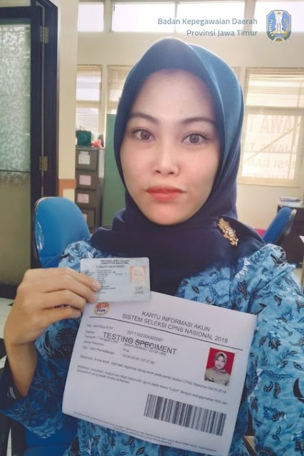 Cara berfoto selfie dengan KTP dan Kartu Tanda Peserta CPNS yang benar