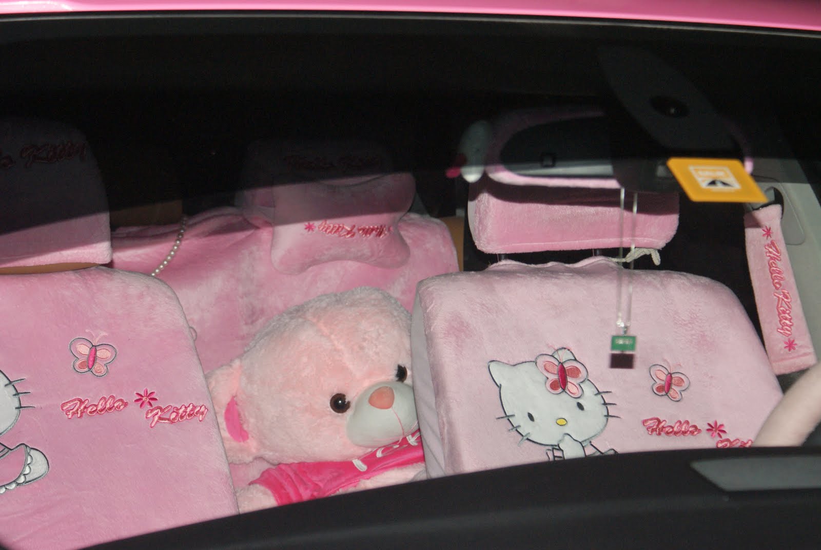 See a pink Hummer H3 here