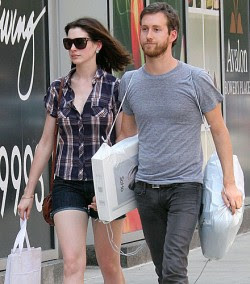 Anne Hathaway Boyfriend on Anne Hathaway   Actress With Boyfriend Only Photos 2012   Hollywood