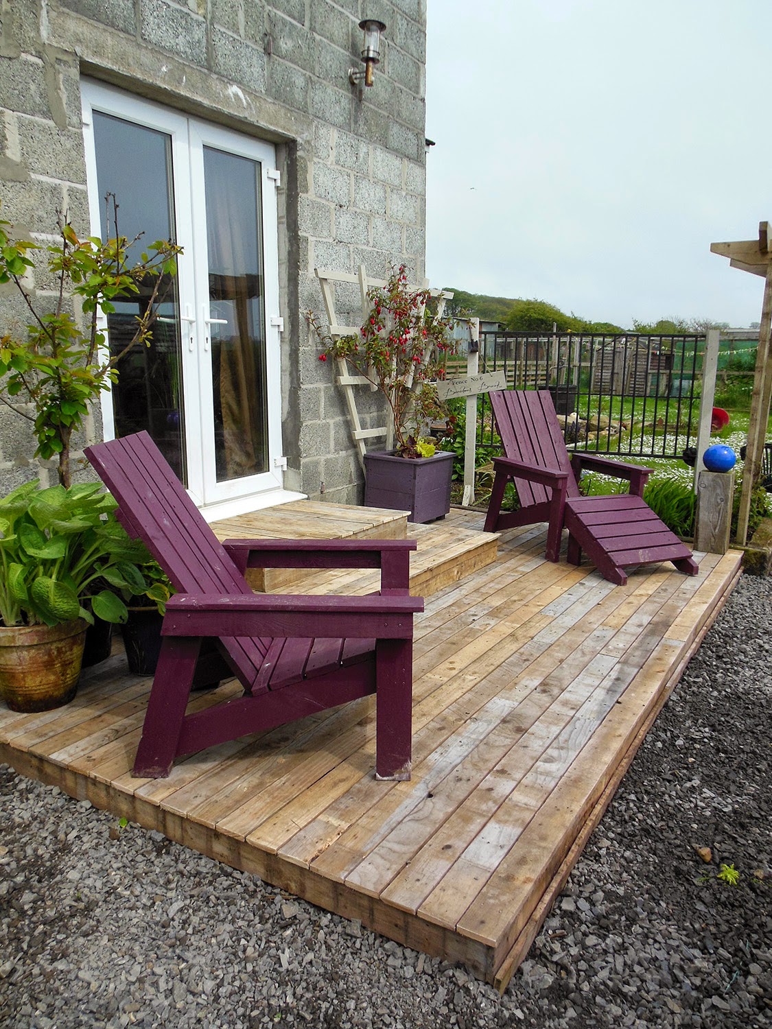 Coach House Crafting on a budget: Diy pallet wood decking