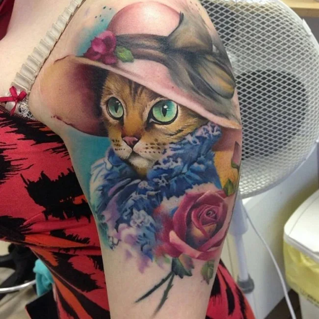 chica con tatuaje de gato