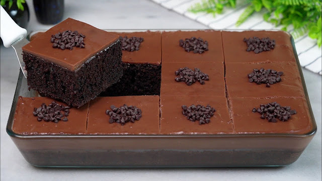 تعلم كيفية صنع كيك الشوكولاتة الهش بمكونات قليلة وطعم مدهش - وصفة سهلة ومثالية للحلوى الشهية