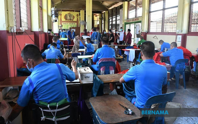 PRODUKTIF! COVID-19: Penjara Sabah berjaya hasilkan 17,000 set PPE. Sebanyak 17,000 set peralatan perlindungan diri (PPE) berjaya dihasilkan penghuni penjara di Sabah untuk kegunaan petugas kesihatan yang mengendalikan pesakit COVID-19 di negeri ini.