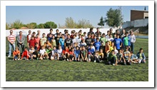 Fotografía de familia de los chavales participantes en la Escuela de Fútbol 'Amigos del Deporte de Almodóvar del Campo', junto a monitores, responsables de la iniciativa y autoridades.