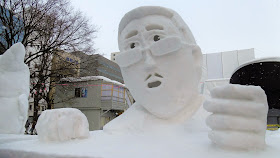 北海道、さっぽろ雪まつりのピコ太郎の雪像