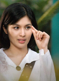 menemukan foto sandra dewi bugil?