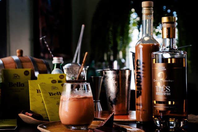 o drink Carnaguino é uma mistura única que combina a riqueza da Cachaça 3 Madeiras, a doçura deliciosa do Licor de Doce de Leite