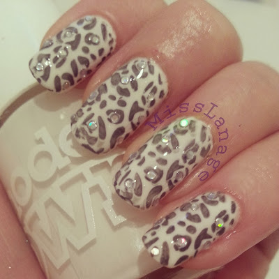 crumpets-33-day-challenge-snow-leopard-nails