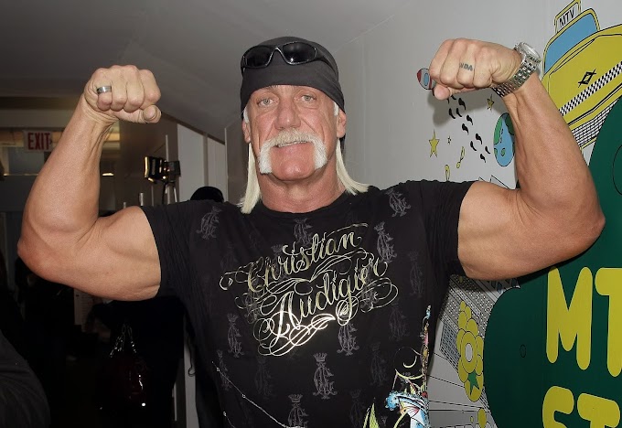 Hulk Hogan diperiksa oleh Pegawai Perubatan WWE untuk muncul di WWE Network